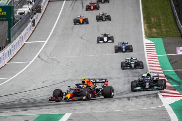 11 PEREZ Sergio (mex), Red Bull Racing Honda RB16B, action with 77 BOTTAS Valtteri (fin), Mercedes AMG F1 GP W12 E Performance during the Formula 1 Grosser Preis Der Steiermark 2021, 2021 Styrian Grand Prix, 8th round of the 2021 FIA Formula One World Championship, WM, Weltmeisterschaft from June 25 to 27, 2021 on the Red Bull Ring, in Spielberg, Austria - MOTO : Grand Prix des Pays Bas - Course - Assen - 27 06 2021 DPPI Panoramic