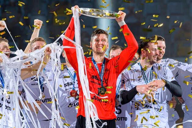 Mannheim, Deutschland 27. Juni 2021: HBL - 20 21 - Rhein-Neckar Loewen vs. THW Kiel Torhueter Niklas Landin (THW Kiel) mit der Meisterschale Mannheim SAP Arena Baden-Württemberg Deutschland