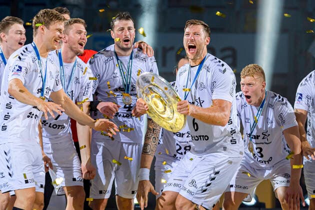 Bilder des Jahres 2021, Sport 06 Juni Sport Themen der Woche KW25 Mannheim, Deutschland 27. Juni 2021: HBL - 20 21 - Rhein-Neckar Loewen vs. THW Kiel v.li. Rune Dahmke (THW Kiel), Magnus Landin (THW Kiel), Domagoj Duvnjak (THW Kiel) , Harald Reinkind (THW Kiel) mit der Meisterschale Mannheim SAP Arena Baden-Württemberg Deutschland *** Mannheim, Germany 27 June 2021 HBL 20 21 Rhein Neckar Loewen vs THW Kiel v li Rune Dahmke THW Kiel , Magnus Landin THW Kiel , Domagoj Duvnjak THW Kiel , Harald Reinkind THW Kiel with the championship trophy Mannheim SAP Arena Baden Württemberg Germany