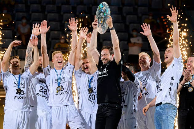 Mannheim, Deutschland 27. Juni 2021: HBL - 20 21 - Rhein-Neckar Loewen vs. THW Kiel Viktor Szilagyi (THW Kiel) mit der Meisterschale Mannheim SAP Arena Baden-Württemberg Deutschland *** Mannheim, Germany 27 June 2021 HBL 20 21 Rhein Neckar Loewen vs THW Kiel Viktor Szilagyi THW Kiel with the championship trophy Mannheim SAP Arena Baden Württemberg Germany.