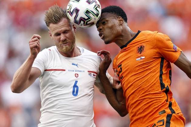 Sport Themen der Woche KW25 Sport Bilder des Tages BUDAPEST - (LR) Tomas Kalas of Czech Republic, Denzel Dumfries of Holland during the UEFA EURO, EM, Europameisterschaft,Fussball 2020 match between the Netherlands and the Czech Republic at Puskas Arena on June 27, 2021 in Budapest, Hungary. ANP MAURICE VAN STEEN EURO 2020 round of 16 2020 2021 xVIxANPxSportx xxANPxIVx