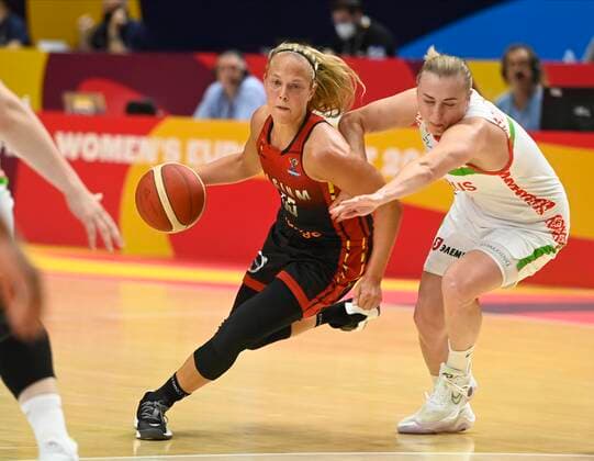 VALENCIA, SPAIN - JUNE 27: Volha Ziuzkova of Belarus and Julie Allemand of Belgium pictured during FIBA Women s Eurobasket match between Belgium and Belarus on june 27, 2021 in Valencia ,Spain 27 06 2021 BASKET BALL FEMININ : Belgique vs Bielorussie - FIBA Women s Eurobasket - Petite finale - Valence - 27 06 2021 PhotoNews Panoramic 