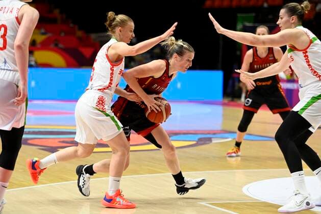 VALENCIA, SPAIN - JUNE 27: Aliaksandra Tarasava of Belarus and Kim Mestdagh of Belgium pictured during FIBA Women s Eurobasket match between Belgium and Belarus on june 27, 2021 in Valencia ,Spain 27 06 2021 BASKET BALL FEMININ : Belgique vs Bielorussie - FIBA Women s Eurobasket - Petite finale - Valence - 27 06 2021 PhotoNews Panoramic 