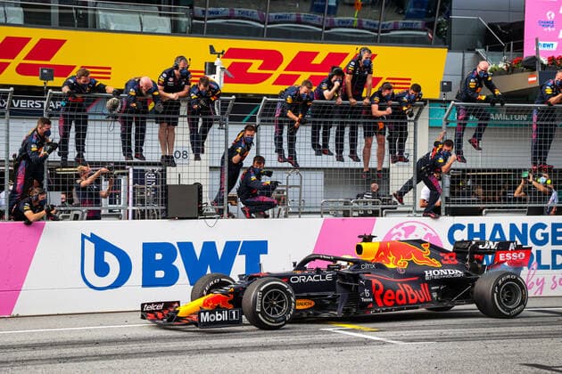 VERSTAPPEN Max (ned), Red Bull Racing Honda RB16B, action celebrating victory with the team during the Formula 1 Grosser Preis Der Steiermark 2021, 2021 Styrian Grand Prix, 8th round of the 2021 FIA Formula One World Championship, WM, Weltmeisterschaft from June 25 to 27, 2021 on the Red Bull Ring, in Spielberg, Austria - FORMULE 1 : Grand prix de Styrie - Course - Spielberg - 27 06 2021 DPPI Panoramic 