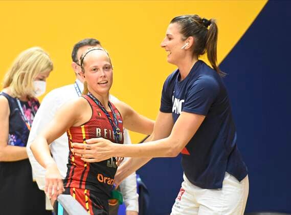 VALENCIA, SPAIN - JUNE 27: Belgian team finished as bronze medallist and Julie Allemand of Belgium and Tiack celebrates the victory pictured during FIBA Women s Eurobasket match between Belgium and Belarus on june 27, 2021 in Valencia ,Spain 27 06 2021 BASKET BALL FEMININ : Belgique vs Bielorussie - FIBA Women s Eurobasket - Petite finale - Valence - 27 06 2021 PhotoNews Panoramic 