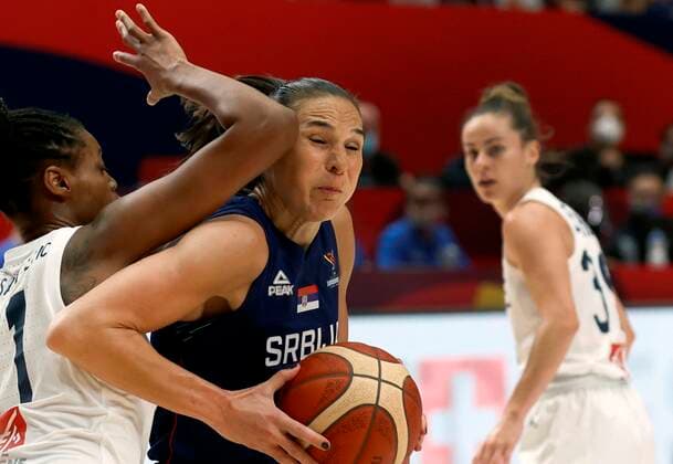 France s Valeriane Vukosavljevis (L) in action against Serbia s Sonja Vasic (R) during the Eurobasket 2021 women s final basketball match between France and Serbia held at Fuente San Luis arena in Valencia, eastern Spain, 27 June 2021. France vs Serbia !ACHTUNG: NUR REDAKTIONELLE NUTZUNG!  Copyright: xKaixForsterlingx GRAFCVA6650 20210627-c99ea6522cc73208fb17fd4066415051a3f50fd4