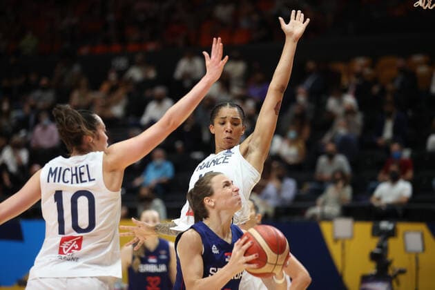France s Gabby Williams fights for the ball during the final between France and Serbia, in Valencia, Spain, Sunday 27 June 2021. The FIBA Women s EuroBasket 2021 European Basketball championships take place from 17 to 27 June. VIRGINIExLEFOUR  x3020874x