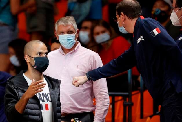 Sport Bilder des Tages Former NBA, Basketball Herren, USA and France s national team, Nationalteam player Tony Parker (L) attends the Eurobasket 2021 women s final basketball match between France and Serbia held at Fuente San Luis arena in Valencia, eastern Spain, 27 June 2021. France vs Serbia !ACHTUNG: NUR REDAKTIONELLE NUTZUNG!  Copyright: xKaixForsterlingx GRAFCVA6663 20210627-4bdb551da481c8bc77fe6c6eca61949343a616cb