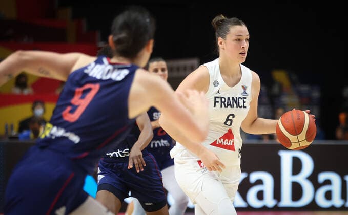 France s Alexia Chartereau fights for the ball during the final between France and Serbia, in Valencia, Spain, Sunday 27 June 2021. The FIBA Women s EuroBasket 2021 European Basketball championships take place from 17 to 27 June. VIRGINIExLEFOUR  x3021134x