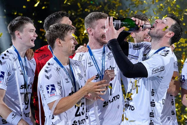 Spieler vom THW Kiel, Domagoj Duvnjak (THW, 4) gönnt sich einen Schluck Sekt, Siegersekt, bei der Siegerehrung, Jubel nach dem Schlusspfiff, Jubel, jubeln, jubelt, Freude, Sieger, Sieg, Gewinner, Highlight, optimistisch, Deutscher Meister 2020 2021, Titelträger 2020 21, Gewinn der Deutschen Meisterschaft, Deutsche Meisterschaft, Champion, Handballmeister, Aktion, Action, 27.06.2021, Mannheim (Deutschland), Handball, Bundesliga, Rhein-Neckar Löwen - THW Kiel