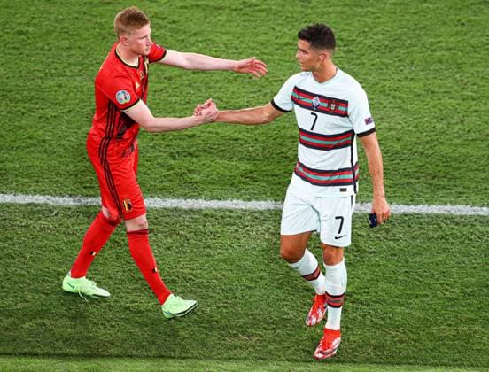 Sport Bilder des Tages Mandatory Credit: Photo by Kieran McManus BPI Shutterstock (12169919dd) Cristiano Ronaldo of Portugal is consoled by Kevin De Bruyne of Belgium at full time Belgium v Portugal, UEFA European Championship, EM, Europameisterschaft 2020, Round of 16, Football, La Cartuja Stadium, Seville, Spain - 27 June 2021 Belgium v Portugal, UEFA European Championship 2020, Round of 16, Football, La Cartuja Stadium, Seville, Spain - 27 June 2021  Copyright: xKieranxMcManus BPI Shutterstockx 12169919dd