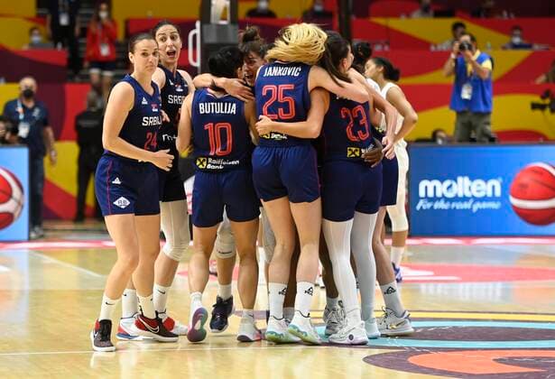 VALENCIA, SPAIN - JUNE 27: the Serbian team celebrates the win pictured during finale of FIBA Women s Eurobasket match between France and Serbia on june 27, 2021 in Valencia, Spain 27 06 2021 BASKET BALL FEMININ : France vs Serbie - FIBA Women s Eurobasket - Finale - Valence - 27 06 2021 PhotoNews Panoramic 