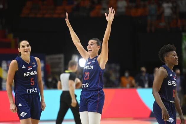 VALENCIA, SPAIN - JUNE 27: the Serbian team celebrates the win pictured during finale of FIBA Women s Eurobasket match between France and Serbia on june 27, 2021 in Valencia, Spain 27 06 2021 BASKET BALL FEMININ : France vs Serbie - FIBA Women s Eurobasket - Finale - Valence - 27 06 2021 PhotoNews Panoramic 