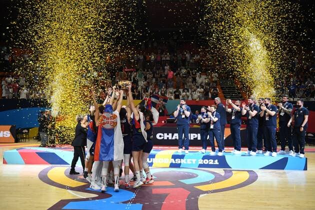 VALENCIA, SPAIN - JUNE 27: the Serbian team celebrates the win pictured during finale of FIBA Women s Eurobasket match between France and Serbia on june 27, 2021 in Valencia, Spain 27 06 2021 BASKET BALL FEMININ : France vs Serbie - FIBA Women s Eurobasket - Finale - Valence - 27 06 2021 PhotoNews Panoramic 