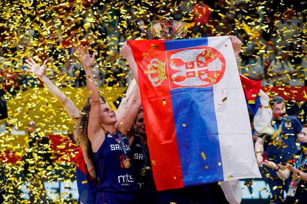 Bilder des Jahres 2021, Sport 06 Juni Sport Themen der Woche KW25 Sport Bilder des Tages The players of the Serbian team celebrate with the cup after proclaiming themselves champions of the Eurobasket 2021 after defeating France 63-54 at the Fuente de San Luis pavilion in Valencia, Spain, 27 June 2021. Francia vs Serbia !ACHTUNG: NUR REDAKTIONELLE NUTZUNG!  Copyright: xMiguelxAngelxPolox GRAFCVA6685 20210627-6897acccf62cc6bdb9f74732a1696fa019ecf613