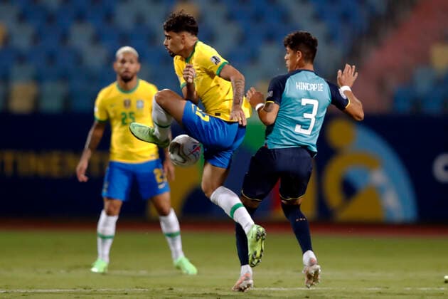 Fußball, Copa America, Brasilien - Ecuador Brazil x Ecuador GOIÂNIA, GO - 27.06.2021: BRAZIL X ECUADOR - Match between , Brazil x Ecuador match valid for the fifth round Copa America Brazil 2021 , held at the Estádio Olímpico Pedro Ludovico , on Sunday(27). In the photo, Player Lucas Paqueta Brasil x Piero Martins. Ecuador (Photo: Francisco Stuckert Fotoarena) x2084960x  FranciscoxStuckert