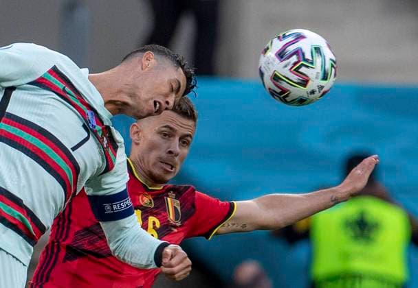 Sport Themen der Woche KW25 Sport Bilder des Tages (210628) -- SEVILLE, June 28, 2021 -- Portugal s Cristiano Ronaldo (front) vies with Belgium s Thorgan Hazard during the Round of 16 match between Belgium and Portugal at the UEFA EURO, EM, Europameisterschaft,Fussball 2020 Championship in Seville, Spain, on June 27, 2021. ) (SP)SPAIN-SEVILLE-FOOTBALL-EURO 2020-BELGIUM VS PORTUGAL MengxDingbo 