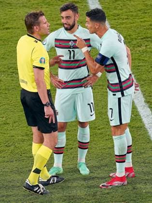 Mandatory Credit: Photo by Sergio Ruiz Pressinphoto Shutterstock (12171801ep) Bruno Fernandes and Cristiano Ronaldo of Portugal and the referee Felix Brych Belgium v Portugal Euro 2020 match, round of 16. Football, La Cartuja Stadium, Sevilla, Spain - 27 Jun 2021 EDITORIAL USE ONLY No use with unauthorised audio, video, data, fixture lists (outside the EU), club league logos or live services. Online in-match use limited to 45 images (+15 in extra time). No use to emulate moving images. No use in betting, games or single club league player publications services. Belgium v Portugal Euro 2020 match, round of 16. Football, La Cartuja Stadium, Sevilla, Spain - 27 Jun 2021 EDITORIAL USE ONLY No use with unauthorised audio, video, data, fixture lists (outside the EU), club league logos or live services. Online in-match use limited to 45 images (+15 in extra time). No use to emulate moving images. No use in betting, games or Copyright: xSergioxRuiz Pressinphoto Shutterstockx 12171801ep
