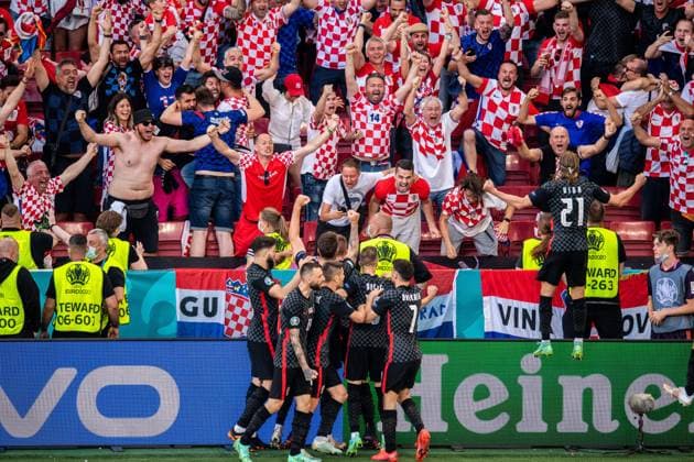 210628 Fans of Croatia celebrates Mario Pasalic of Croatia scores 3-3 during the UEFA EURO, EM, Europameisterschaft,Fussball 2020 Football Championship round of 16 match between Croatia and Spain on June 28, 2021 in Copenhagen. Photo: Petter Arvidson BILDBYRAN kod PA PA0227 fotboll football soccer fotball fotbolls-em europamästerskap em uefa euro uefa european football championship euro 2020 sverige sweden sverige a attondelsfinal round of 16 kroatien croatia spanien spain bbeng Publik Fans Supporter Jubel Copyright: PETTERxARVIDSON BB210628PA122