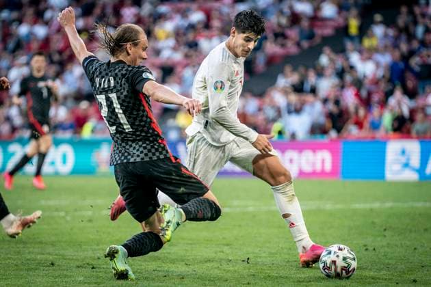Alvaro Morata og Domagoj Vida under EM 1 8-finalen mellem Kroatien og Spanien i Parken i Koebenhavn, mandag den 28. juni 2021.. , Copenhagen Denmark Copyright: RitzauxScanpix MadsxClausxRasmussenx COP101 spdk20210628-214404-L