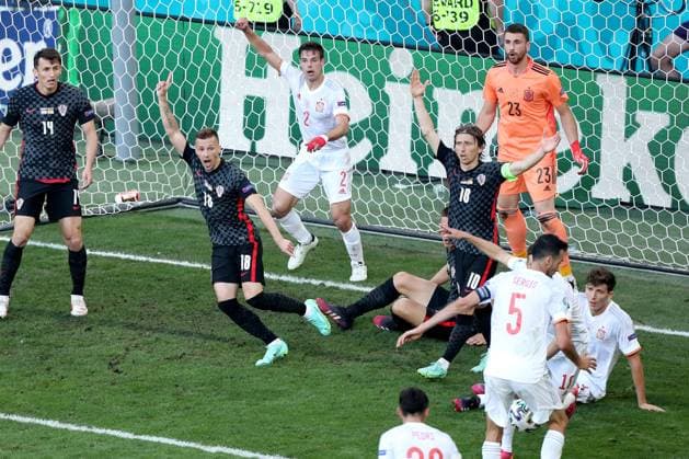 PXL_Croatia v Spain - UEFA EURO, EM, Europameisterschaft,Fussball 2020: Round of 16 COPENHAGEN, DENMARK - JUNE 28: Mislav Orsic of Croatia, Cesar Azpilicueta of Spain, Luka Modric of Croatia and Unai Simon of Spain during the UEFA Euro 2020 Championship Round of 16 match between Croatia and Spain at Parken Stadium on June 28, 2021 in Copenhagen, Denmark. LukaxStanzl PIXSELL