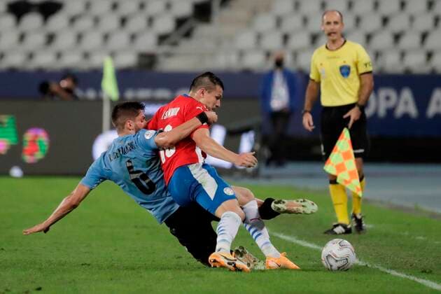Uruguay s Rodrigo Bentancur (L) in action against Paraguay s Braian Samudio, during a match for Group A of the Copa America at the Nilton Santos Olympic Stadium in Rio de Janeiro, Brazil, 28 June 2021. Uruguay - Paraguay !ACHTUNG: NUR REDAKTIONELLE NUTZUNG!  Copyright: xANTONIOxLACERDAx AMDEP5763 20210629-57ed031827fbee4dee477ab25cad5eabb9b1755f