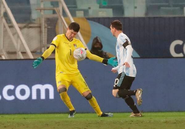 Argentina s Lionel Messi in action against Bolivia s Carlos Lampe during the Copa America group A soccer match between Bolivia and Argentina at Arena Pantanal stadium in Cuiaba, Brazil, 28 June 2021. Bolivia vs. Argentina !ACHTUNG: NUR REDAKTIONELLE NUTZUNG!  Copyright: xRaulxMartinezx AME9004 20210629-9b4e6643b82c7a7a5835a274267b1216e8a6729f