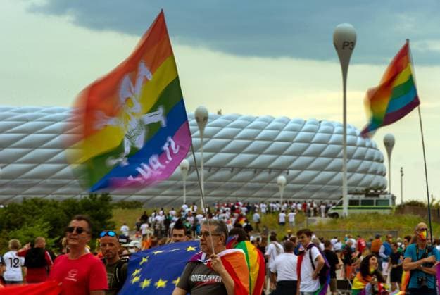 Unterstützer verteilen Regenbogen Fahne Flagge an Fussball-Fans Vor dem EM Spiel Deutschland Ungarn vor der Allianz Arena in München St. Pauli Querdenker Datum: 23.06.2021