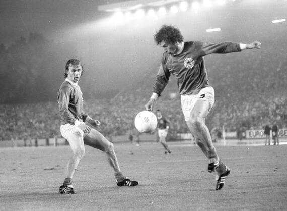 Fußball WM 1974 2. Runde BR Deutschland - Schweden 4:2 30.06.1974 in Duesseldorf Paul Breitner in Aktion , links Bernd Hölzenbein schaut zu *** Soccer World Cup 1974 2 Round BR Germany Sweden 4 2 30 06 1974 in Duesseldorf Paul Breitner in action , left Bernd Hölzenbein looks on HM