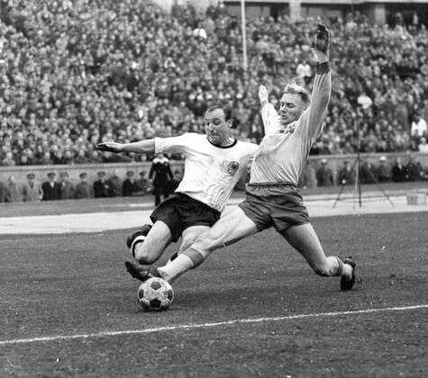 WM-Qualifikation Deutschland - Schweden 1:1 am 04.11.1964 Uwe Seeler (GER) Aktion gegen Orvar Bergmark (rechts)