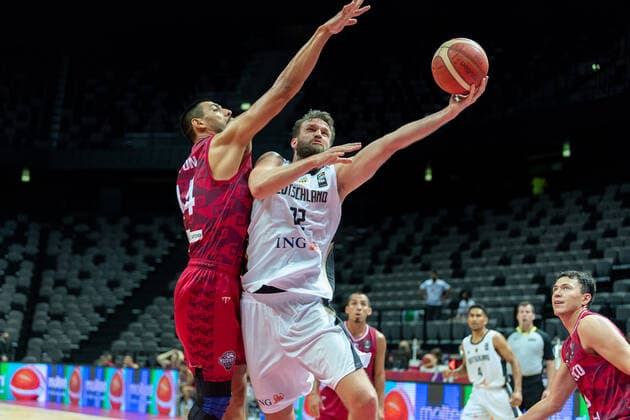 Basketball Split 29.06.2021 Olympia-Qualifikation FIBA Olympic Qualifying Tournament 2020 Gruppenphase, Gruppe A Deutschland (GER) - Mexiko (MEX) Danilo Barthel (Deutschland, No.22) Gustavo Ayon (Mexiko, No.14) li.