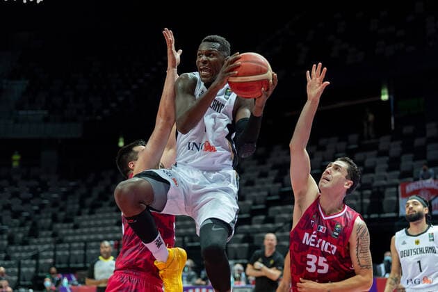 Basketball Split 29.06.2021 Olympia-Qualifikation FIBA Olympic Qualifying Tournament 2020 Gruppenphase, Gruppe A Deutschland (GER) - Mexiko (MEX) Isaac Bonga (Deutschland, No.00) Marco Ramos (Mexiko, No.35)