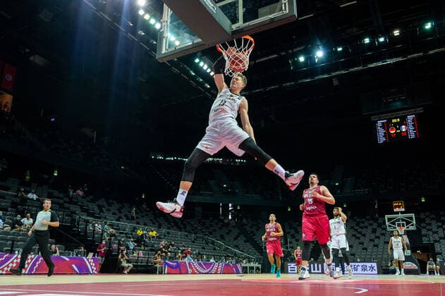 Basketball Split 29.06.2021 Olympia-Qualifikation FIBA Olympic Qualifying Tournament 2020 Gruppenphase, Gruppe A Deutschland (GER) - Mexiko (MEX) Moritz Wagner (Deutschland, No.13) dunkt Jorge Camacho (Mexiko, No.15)