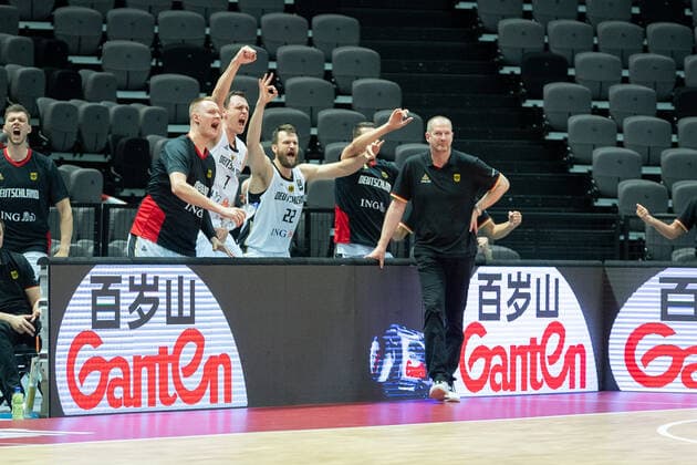 Basketball Split 29.06.2021 Olympia-Qualifikation FIBA Olympic Qualifying Tournament 2020 Gruppenphase, Gruppe A Deutschland (GER) - Mexiko (MEX) Jubel deutschland Robin Benzing (Deutschland, No.12) Johannes Voigtmann (Deutschland, No.07) Danilo Barthel (Deutschland, No.22) Henrik Rödl (Deutschland, Bundestrainer) Rodl Roedl