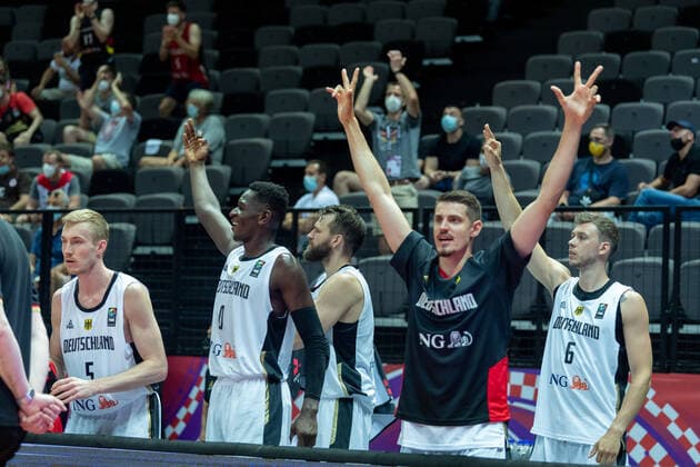 Basketball Split 29.06.2021 Olympia-Qualifikation FIBA Olympic Qualifying Tournament 2020 Gruppenphase, Gruppe A Deutschland (GER) - Mexiko (MEX) Jubel Deutschland Isaac Bonga (Deutschland, No.00) Lukas Wank (Deutschland, No.19) Jan Niklas Wimberg (Deutschland, No.06) und andere