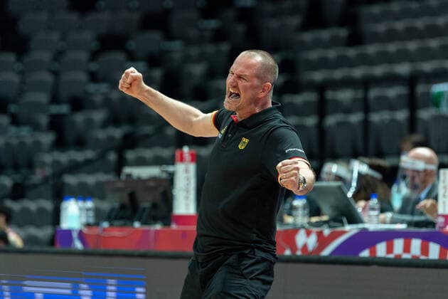 Sport Bilder des Tages Basketball Split 29.06.2021 Olympia-Qualifikation FIBA Olympic Qualifying Tournament 2020 Gruppenphase, Gruppe A Deutschland (GER) - Mexiko (MEX) Henrik Rödl (Deutschland, Bundestrainer) Rodl Roedl Jubel
