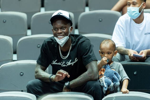 Basketball Split 29.06.2021 Olympia-Qualifikation FIBA Olympic Qualifying Tournament 2020 Gruppenphase, Gruppe A Deutschland (GER) - Mexiko (MEX) Dennis Schröder Schroeder (Deutschland) mit Familie auf der Tribüne als Zuschauer mit seinem Kind