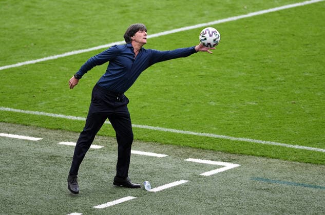 FUSSBALL Euro 2021 Achtelfinale Spiel 44 in London England - Deutschland 29.06.2021 Trainer Joachim Loew (Deutschland) engagiert an der Seitenlinie