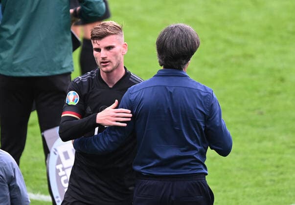 FUSSBALL Euro 2021 Achtelfinale Spiel 44 in London England - Deutschland 29.06.2021 Timo Werner (li, Deutschland) und Trainer Joachim Loew (re, Deutschland)