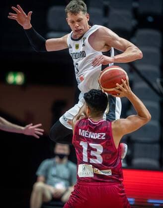 Basketball Split 29.06.2021 Olympia-Qualifikation FIBA Olympic Qualifying Tournament 2020 Gruppenphase, Gruppe A Deutschland (GER) - Mexiko (MEX) Moritz Wagner (Deutschland, No.13) Â¸ber Orlando Mendez (Mexiko, No.13)