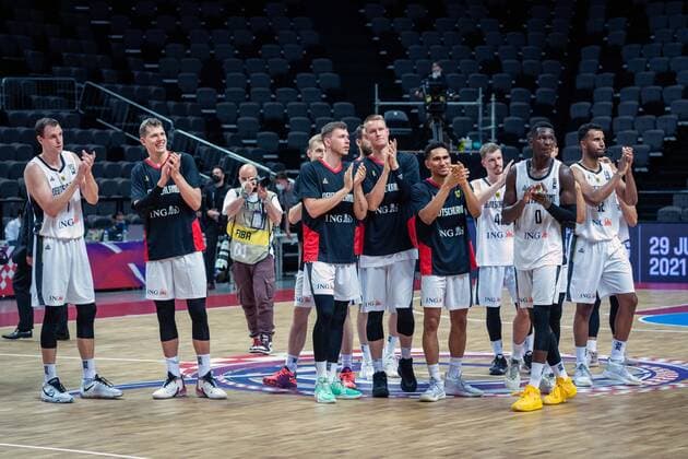 Basketball Split 29.06.2021 Olympia-Qualifikation FIBA Olympic Qualifying Tournament 2020 Gruppenphase, Gruppe A Deutschland (GER) - Mexiko (MEX) Das Deutsche Team bejublt den Sieg gegen Mexiko nach dem Spiel Johannes Voigtmann (Deutschland, No.07) Moritz Wagner (Deutschland, No.13) Jan Niklas Wimberg (Deutschland, No.06) Robin Benzing (Deutschland, No.12) Maodo Lo (Deutschland, No.04) Andreas Obst (Deutschland, No.42) Isaac Bonga (Deutschland, No.00) Johannes Thiemann (Deutschland, No.32) vlnr.