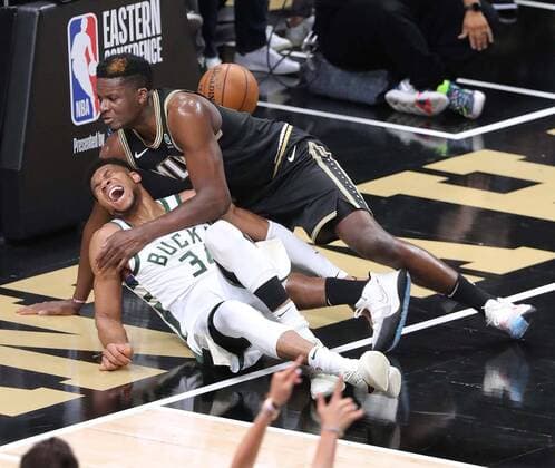 Sport Themen der Woche KW26 Sport Bilder des Tages June 29, 2021, Atlanta, GA, USA: The Atlanta Hawks Clint Capela and the Milwaukee Bucks Giannis Antetokounmpo (34) fall to the hardwood after battling at the basket with Antetokounmpo leaving the game with an apparent injury during the third quarter in Game 4 of the Eastern Conference Finals on Tuesday, June 29, 2021, at State Farm Arena in Atlanta. Atlanta USA - ZUMAm67_ 0123505249st Copyright: xCurtisxComptonx