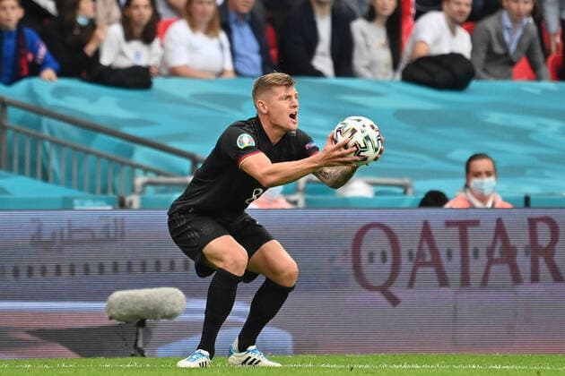 Toni KROOS (GER), fassungslos,Enttaeuschung,Frust, enttaeuscht,frustriert,niedergeschlagen, haelt den Ball, Aktion,Einzelaktion,Einzelbild, Freisteller,Ganzkoerperaufnahme,ganze Figur Achtelfinale, Spiel M44, England (ENG) - Deutschland (GER) 2-0 am 29.06.2021 in London Wembley Stadion. Fussball EM 2020 vom 11.06.2021-11.07.2021.