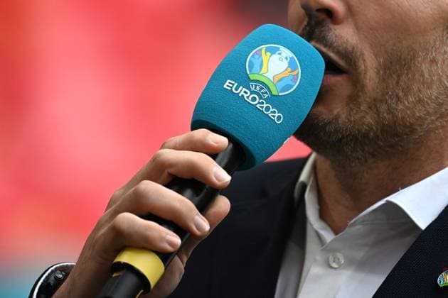 Randmotiv,Feature,Moderator spricht in ein Mikrofon mit dem Logo,Emblem der Euro 2020. Achtelfinale, Spiel M44, England (ENG) - Deutschland (GER) 2-0 am 29.06.2021 in London Wembley Stadion. Fussball EM 2020 vom 11.06.2021-11.07.2021.