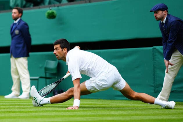 Sport Bilder des Tages Mandatory Credit: Photo by Javier Garcia BPI Shutterstock (12189891h) Novak Djokovic slips during his second round match Wimbledon Tennis Championships, Day 3, The All England Lawn Tennis and Croquet Club, London, UK - 30 Jun 2021 Wimbledon Tennis Championships, Day 3, The All England Lawn Tennis and Croquet Club, London, UK - 30 Jun 2021  Copyright: xJavierxGarcia BPI Shutterstockx 12189891h