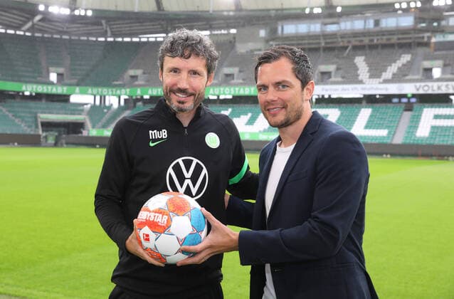 Cheftrainer Mark van Bommel Wolfsburg, 30.06.2021, FUßBALL - VfL Wolfsburg, 1. Bundesliga, Saison 2021 22. Neuvorstellung vom Cheftrainer Mark van Bommel (VfL Wolfsburg) hier mit Sportdirektor Marcel Schäfer (VfL Wolfsburg) Wolfsburg