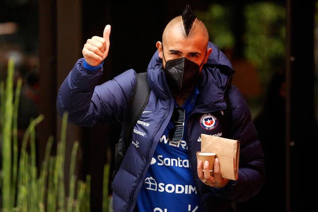 Futbol, salida de jugadores de la seleccion chilena del hotel Hyatt El jugador de la seleccion chilena Arturo Vidal es fotografiado a su salida del Hotel Hyatt Centric de Santiago rumbo a Brasil para disputar los cuartos de final de la Copa America 2021. 30 06 2021 Jonnathan Oyarzun Photosport Football, Chilean national team, Nationalteam players departure of Hotel Hyatt Chile s player Arturo Vidal is pictured as he departure at the Hotel Hyatt Centric of Santiago heading to Brazil to play the quarter finals of Copa America 2021. 06 30 2021 Jonnathan Oyarzun Photosport Salida del Hotel Hyatt de la Seleccion chilena de futbol 30 06 2021