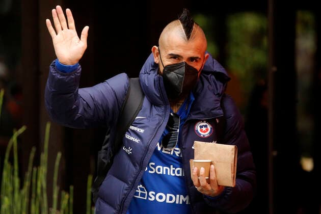 Futbol, salida de jugadores de la seleccion chilena del hotel Hyatt El jugador de la seleccion chilena Arturo Vidal es fotografiado a su salida del Hotel Hyatt Centric de Santiago rumbo a Brasil para disputar los cuartos de final de la Copa America 2021. 30 06 2021 Jonnathan Oyarzun Photosport Football, Chilean national team, Nationalteam players departure of Hotel Hyatt Chile s player Arturo Vidal is pictured as he departure at the Hotel Hyatt Centric of Santiago heading to Brazil to play the quarter finals of Copa America 2021. 06 30 2021 Jonnathan Oyarzun Photosport Salida del Hotel Hyatt de la Seleccion chilena de futbol 30 06 2021