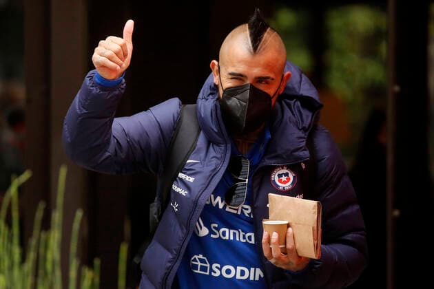 Sport Themen der Woche KW26 Sport Bilder des Tages Futbol, salida de jugadores de la seleccion chilena del hotel Hyatt El jugador de la seleccion chilena Arturo Vidal es fotografiado a su salida del Hotel Hyatt Centric de Santiago rumbo a Brasil para disputar los cuartos de final de la Copa America 2021. 30 06 2021 Jonnathan Oyarzun Photosport Football, Chilean national team, Nationalteam players departure of Hotel Hyatt Chile s player Arturo Vidal is pictured as he departure at the Hotel Hyatt Centric of Santiago heading to Brazil to play the quarter finals of Copa America 2021. 06 30 2021 Jonnathan Oyarzun Photosport Salida del Hotel Hyatt de la Seleccion chilena de futbol 30 06 2021