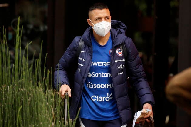 Futbol, salida de jugadores de la seleccion chilena del hotel Hyatt El jugador de la seleccion chilena Alexis Sanchez es fotografiado a su salida del Hotel Hyatt Centric de Santiago rumbo a Brasil para disputar los cuartos de final de la Copa America 2021. 30 06 2021 Jonnathan Oyarzun Photosport Football, Chilean national team, Nationalteam players departure of Hotel Hyatt Chile s player Alexis Sanchez is pictured as he departure at the Hotel Hyatt Centric of Santiago heading to Brazil to play the quarter finals of Copa America 2021. 06 30 2021 Jonnathan Oyarzun Photosport Salida del Hotel Hyatt de la Seleccion chilena de futbol 30 06 2021